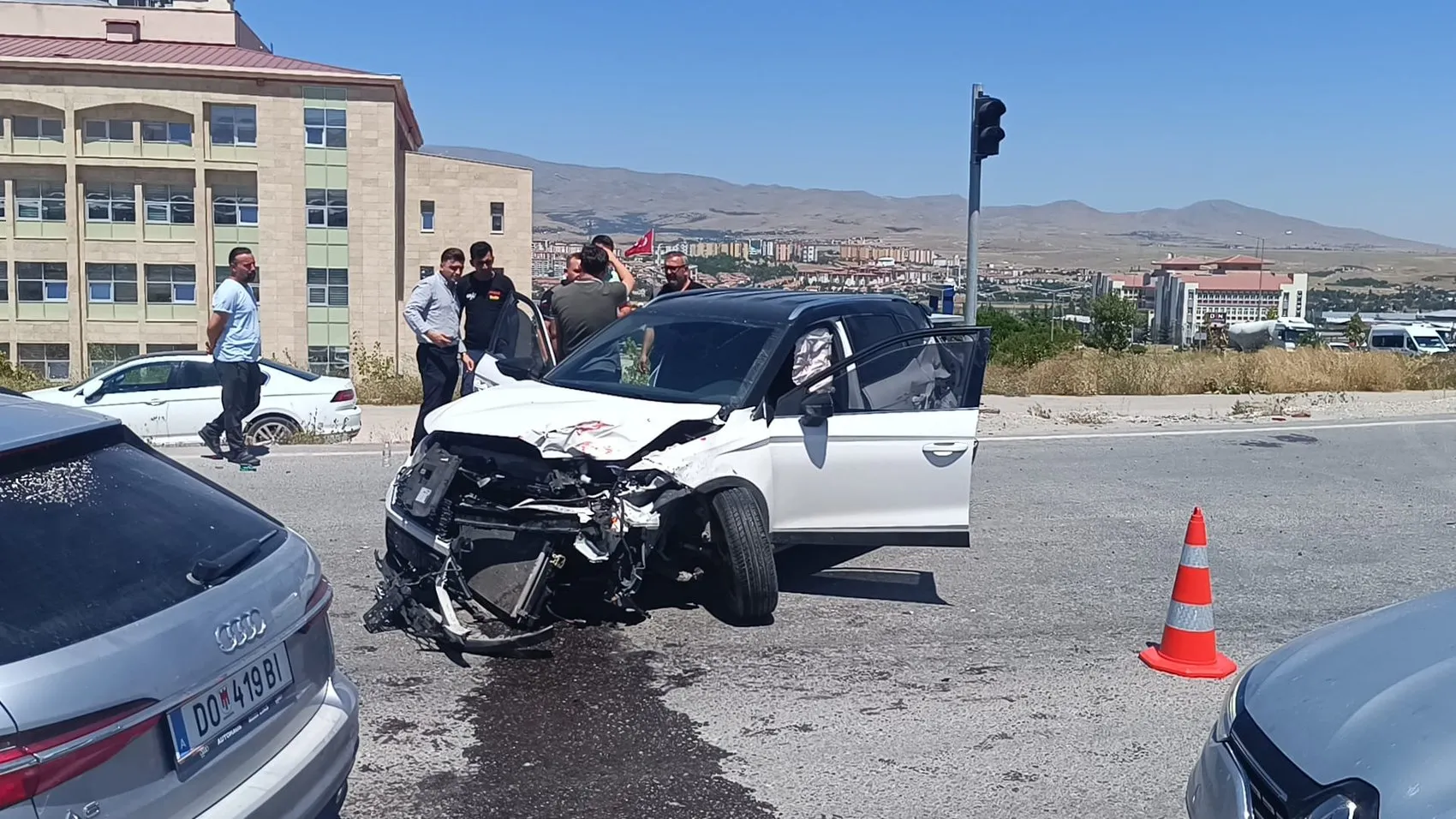 Niğde’de ambulans ve otomobil çarpıştı 5 kişi yaralandı