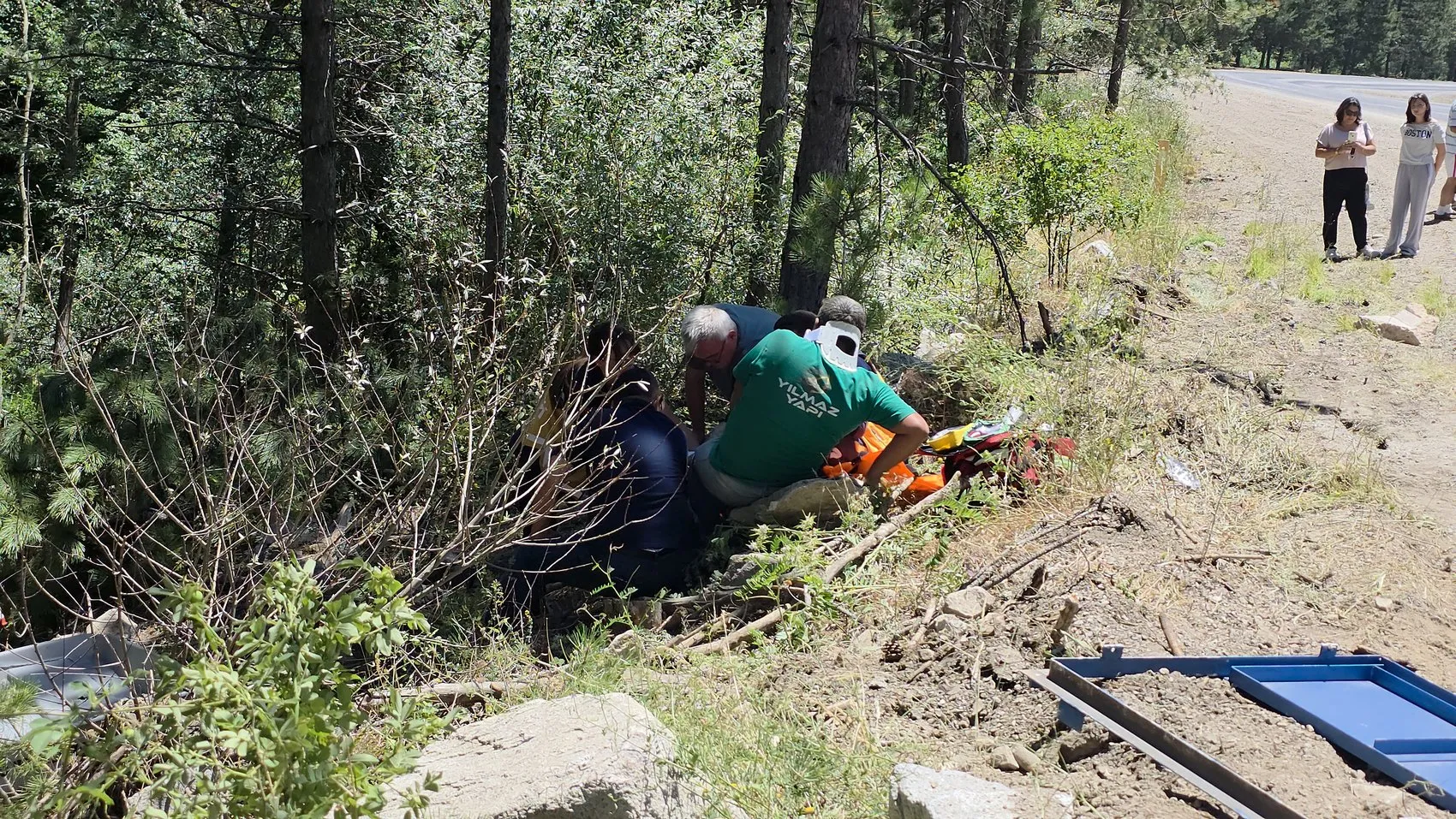 Domaniç yolunda taş yüklü traktör şarampole uçtu
