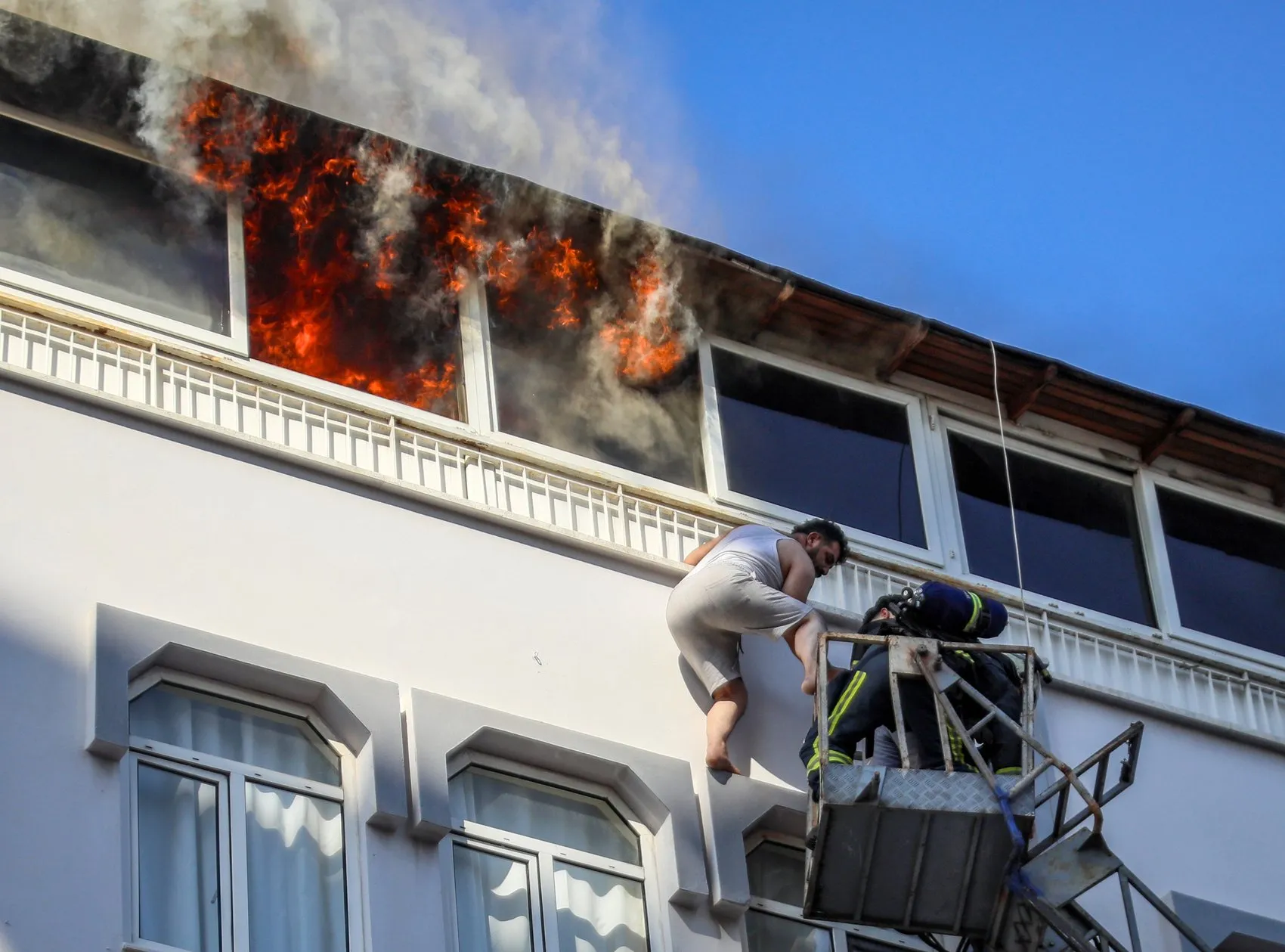 Antalya’da teras yangını İki kişi korkuluklarda kurtarılmayı bekledi