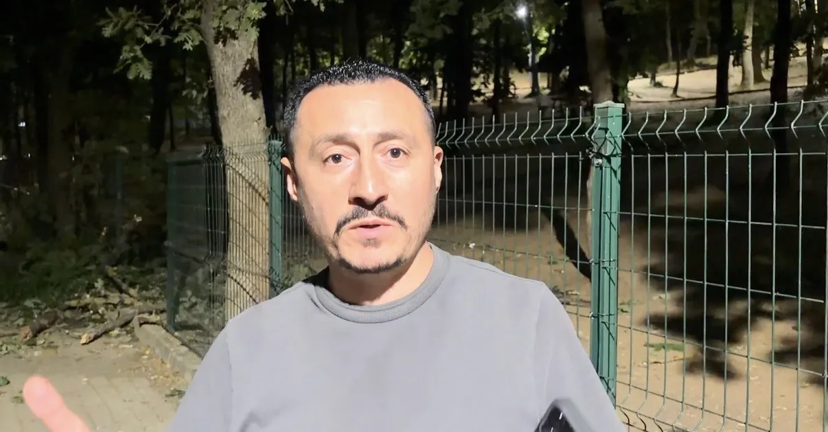 Sancaktepe'de fırtına ağacı devirdi aracın tavanını çökertti