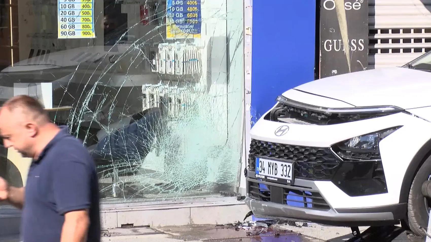 Gaziosmanpaşa’da kontrolden çıkan cip dükkana daldı