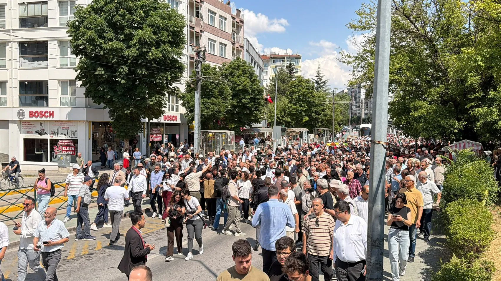 Özgür Özel Eskişehirde yönetimi görevden alınan il başkanına sahip çıktı