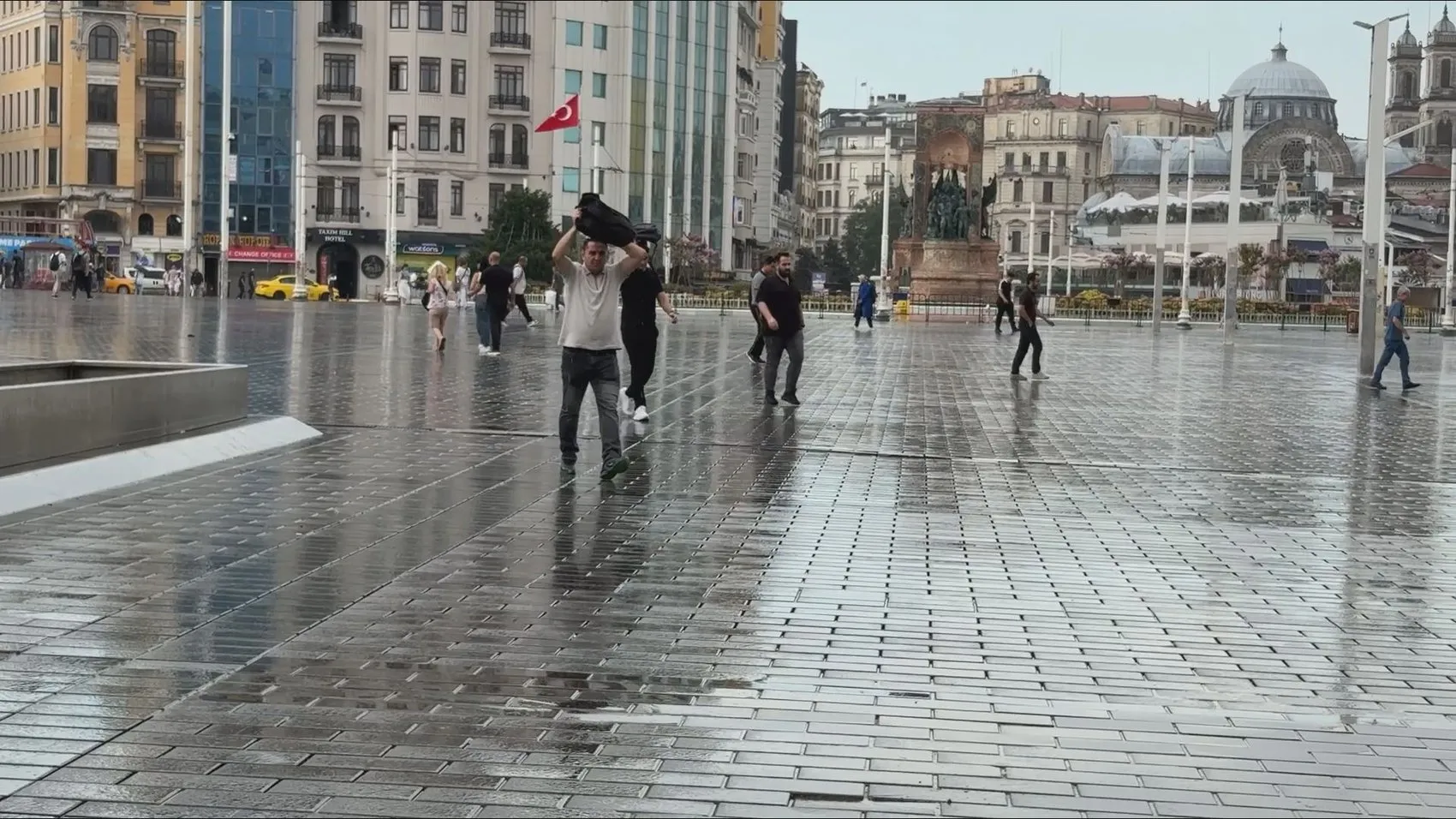 Taksim’de güne yağmurla başladık
