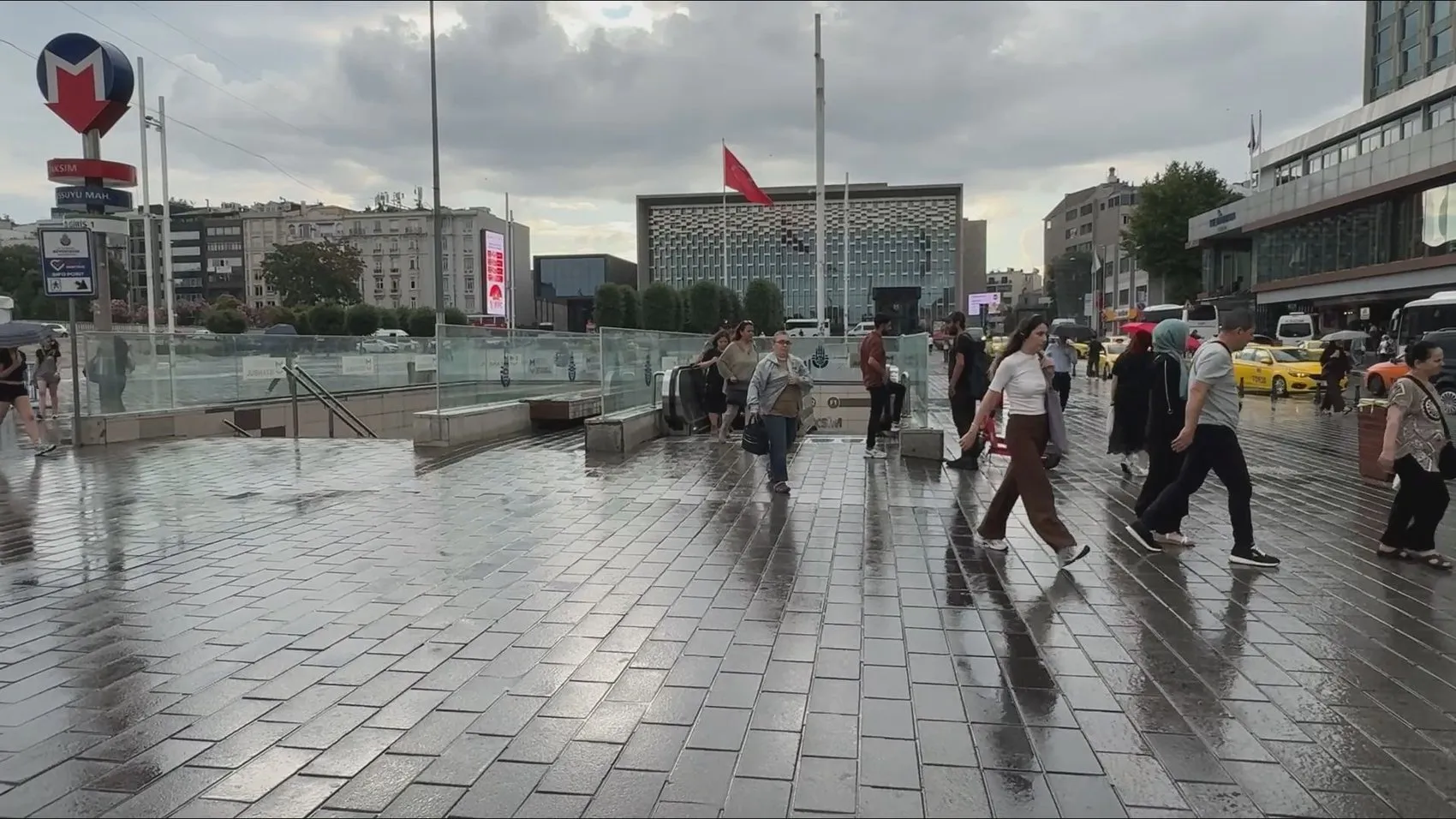 Taksim’de güne yağmurla başladık
