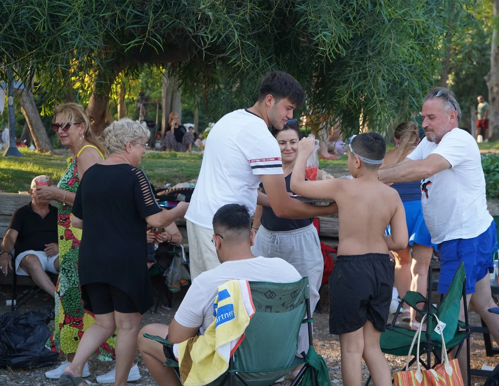 Antalya plajlarında ücretsiz karpuz sandviç dönemi