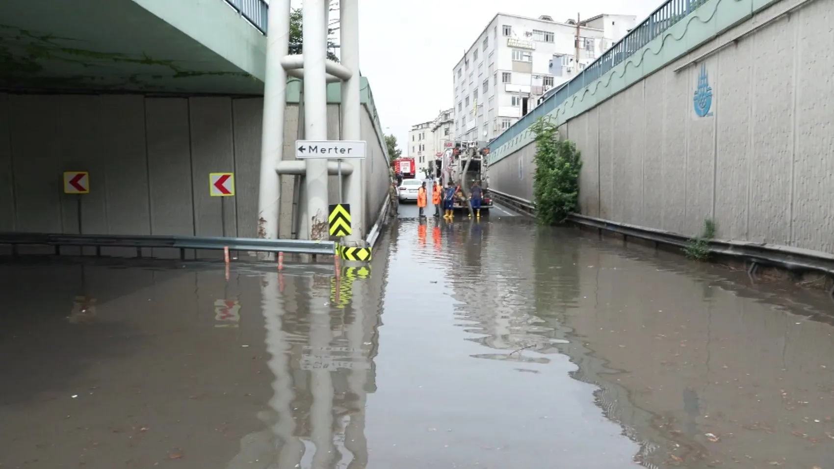 Güngören’de sağanak trafiği kilitledi