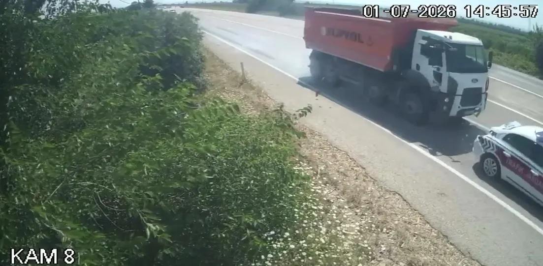 Adana'da jandarma aracına kamyon çarptı