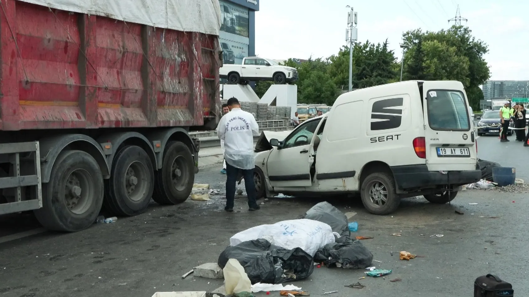 Basın Ekspres yolunda tuğla yüzünden zincirleme kaza