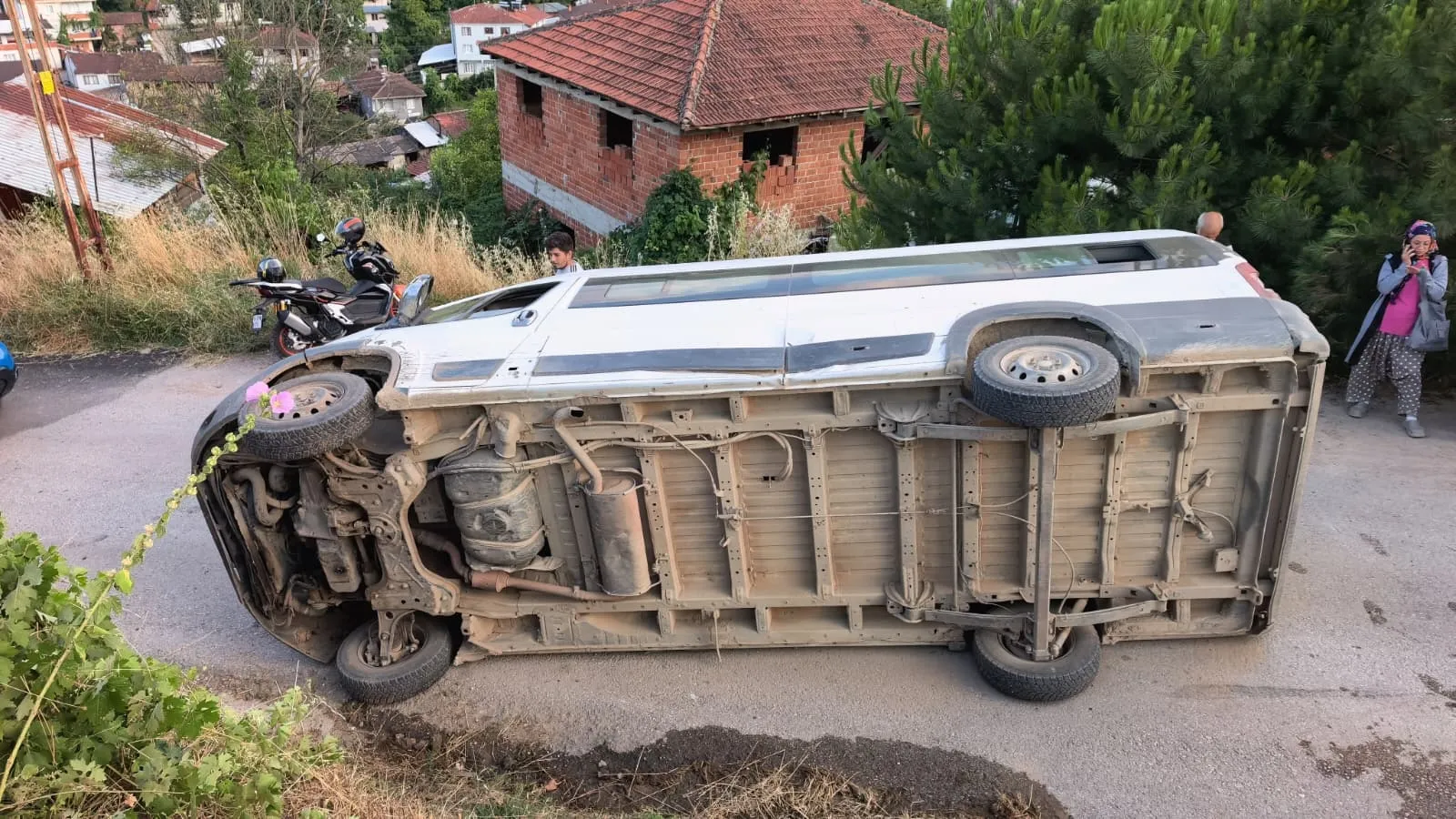 İnegöl yolunda tarım işçilerini taşıyan minibüs devrildi