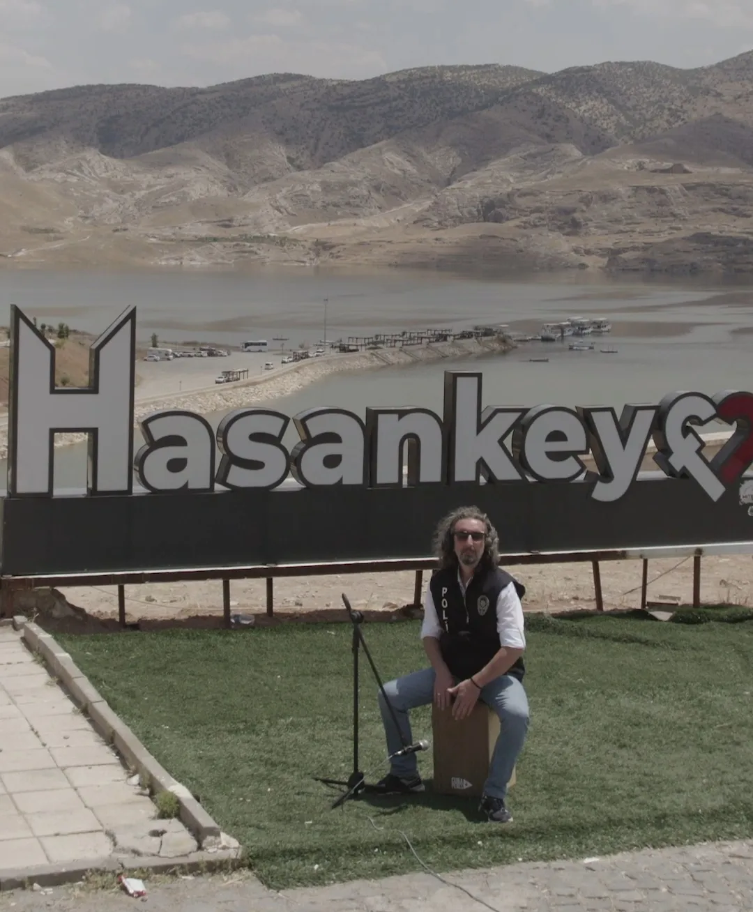 Polis ekipleri Hasankeyf’in tarihi atmosferinde türkü seslendirdi