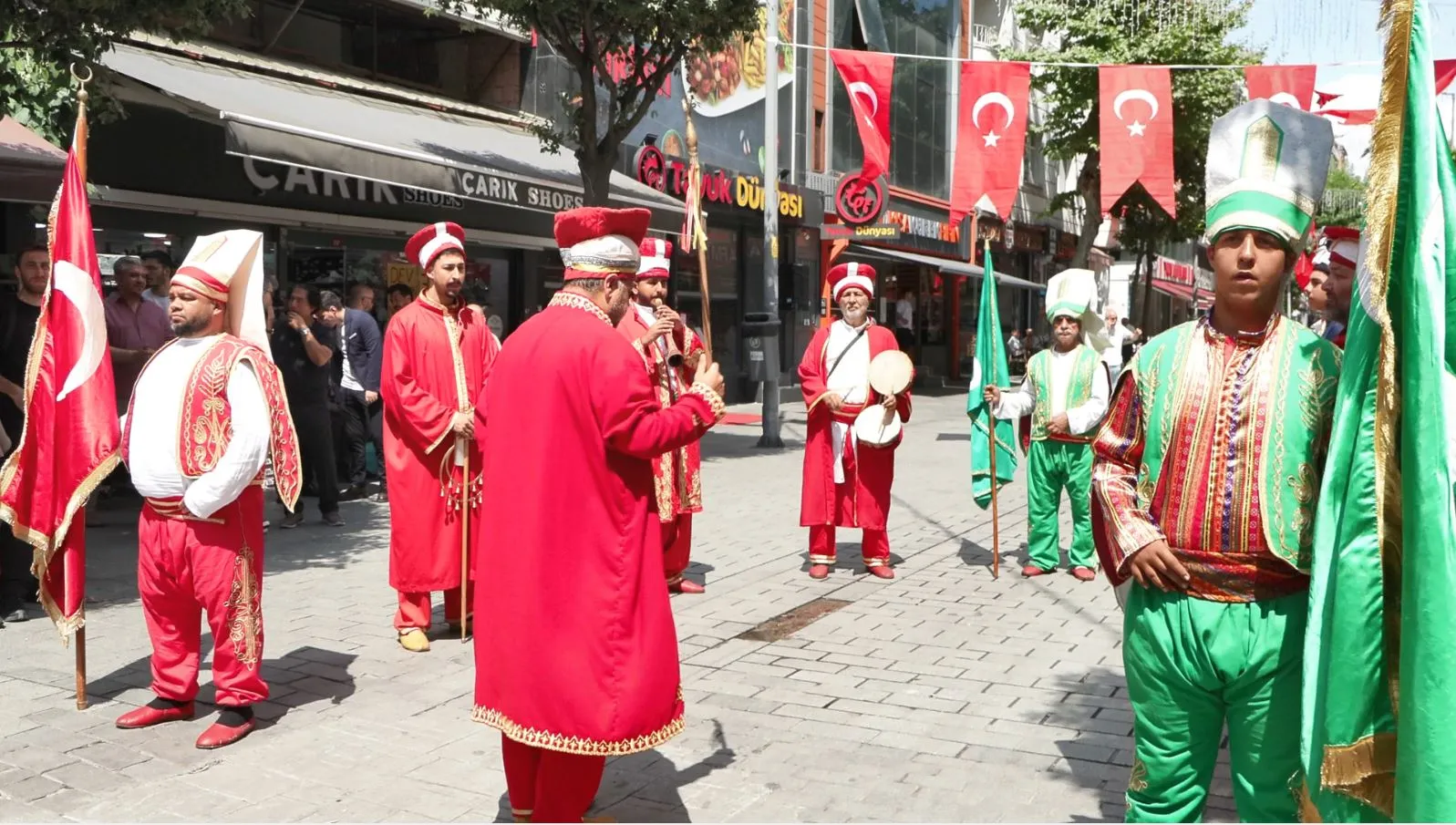 Esenler 15 Temmuz için bayraklarla donatıldı