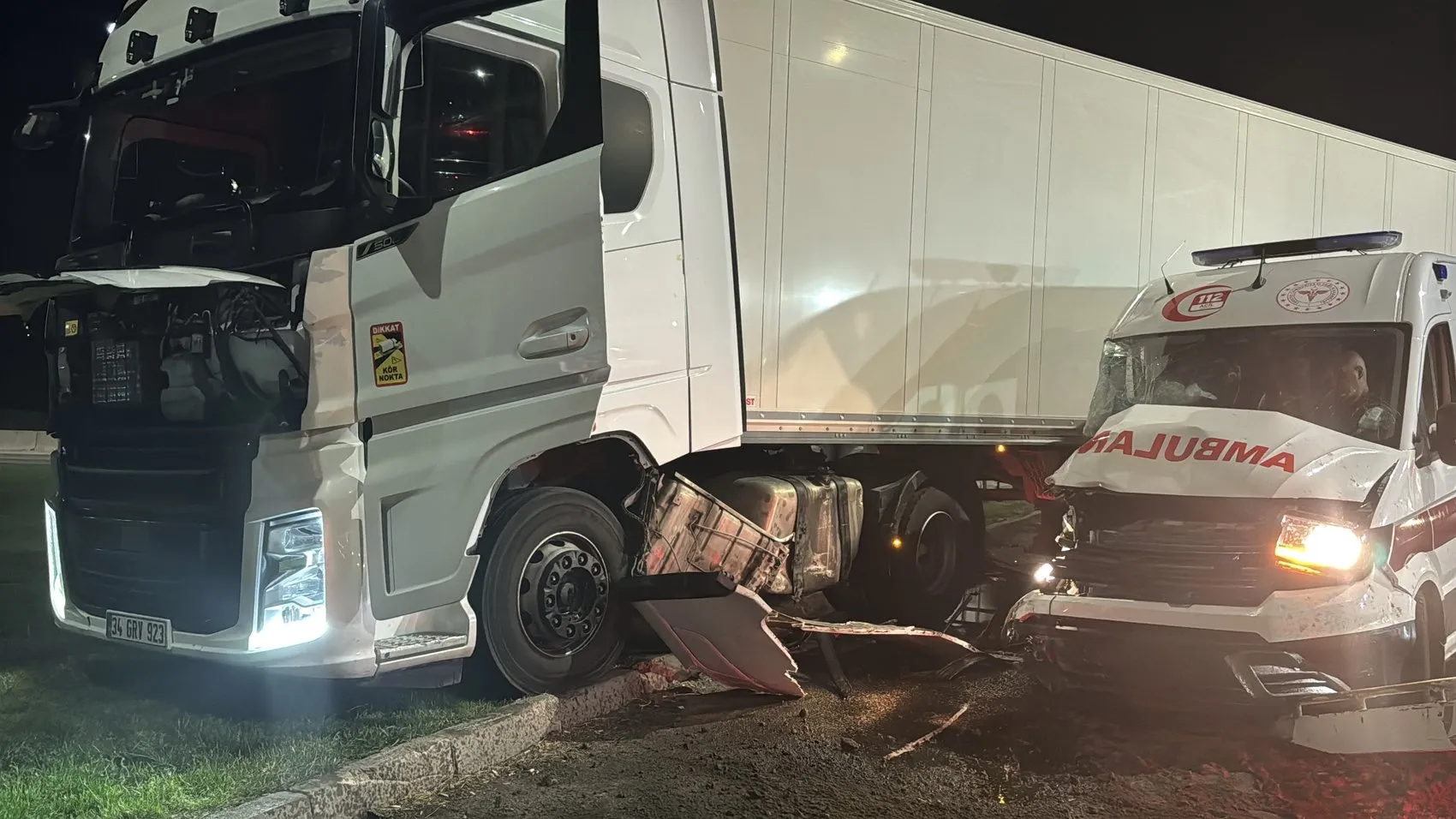 Samsun'da hasta taşıyan ambulansla TIR çarpıştı 6 yaralı