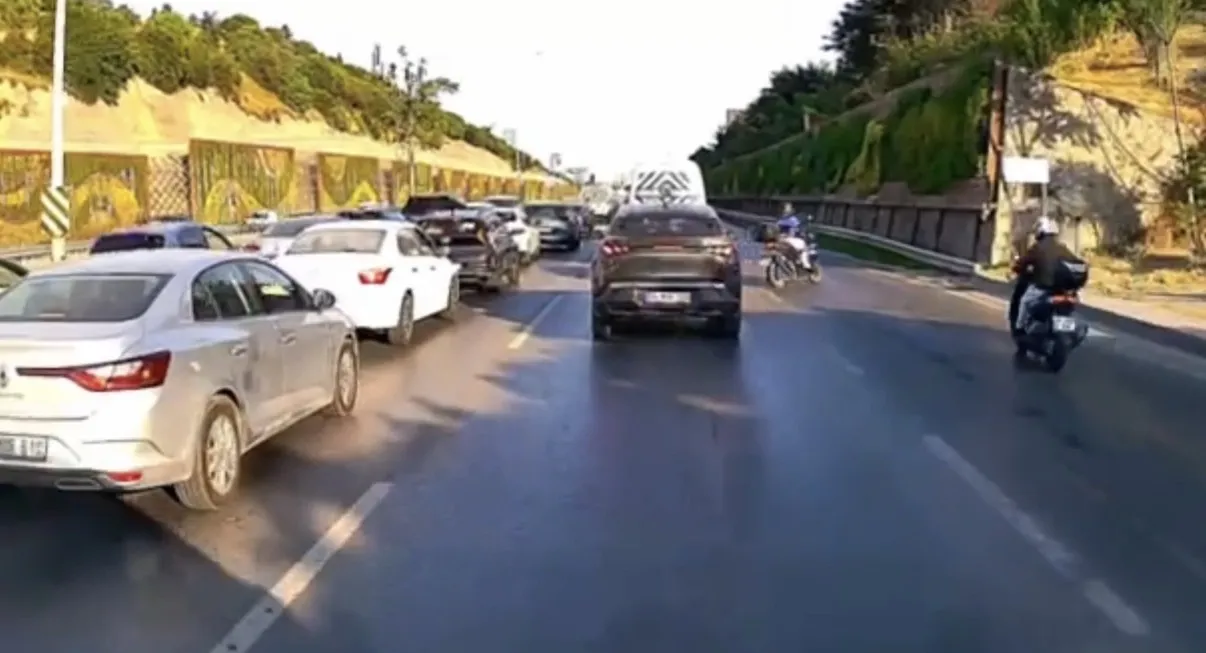 Maltepe'de trafikte makas atan motosikletliler kaza yaptı