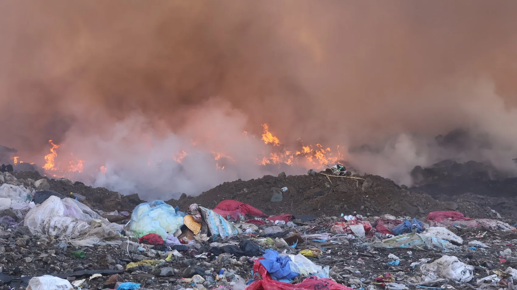 Amasya'da dev çöp tesisinde alevler yükseliyor