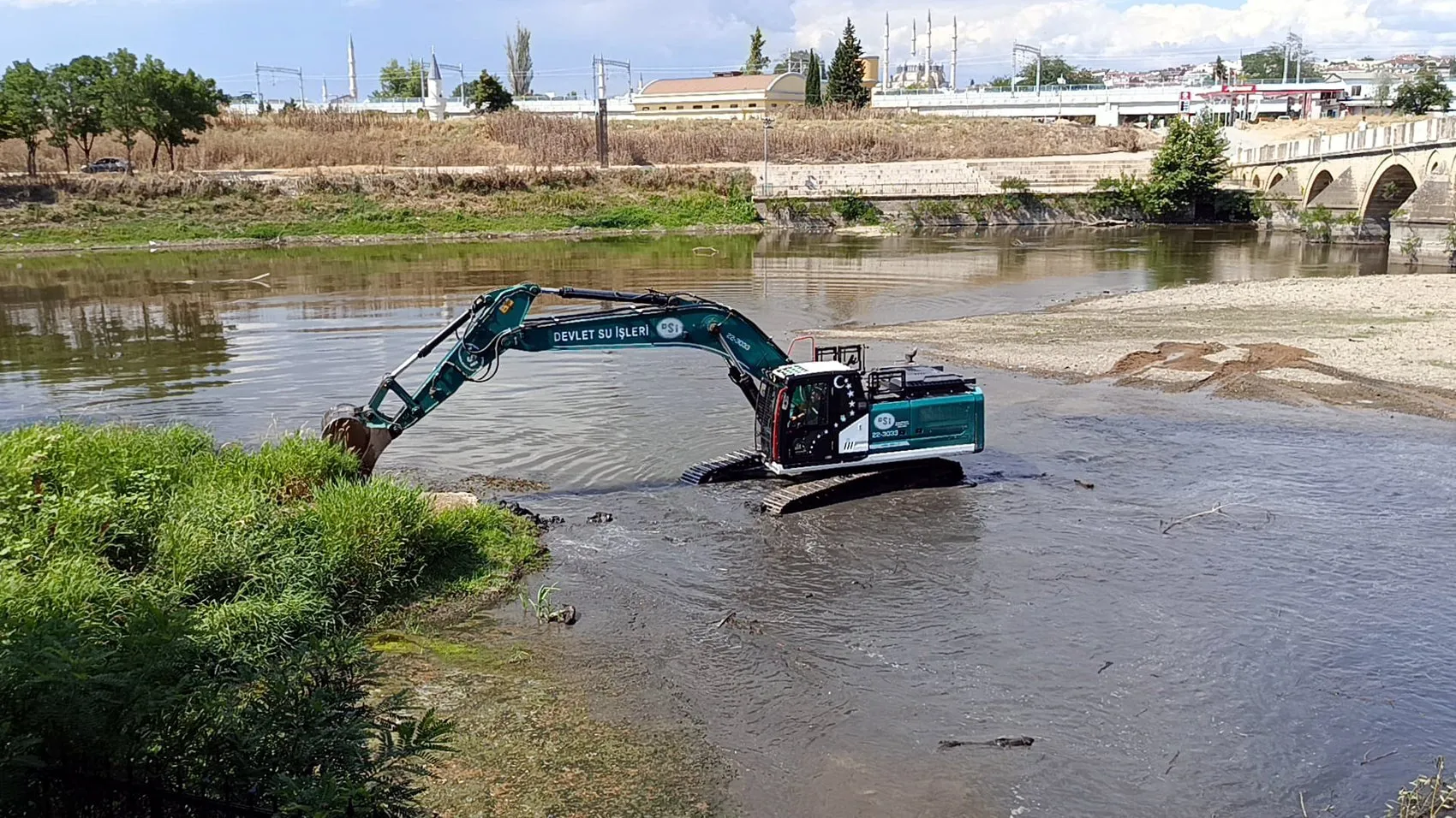 Tunca Nehri’nde sular çekilince ekipler iş makinesiyle sahaya indi