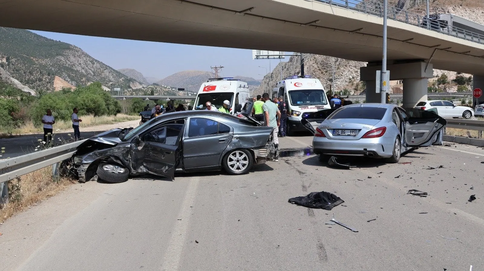 Amasya'da hatalı geri manevra dört kişiyi hastanelik etti