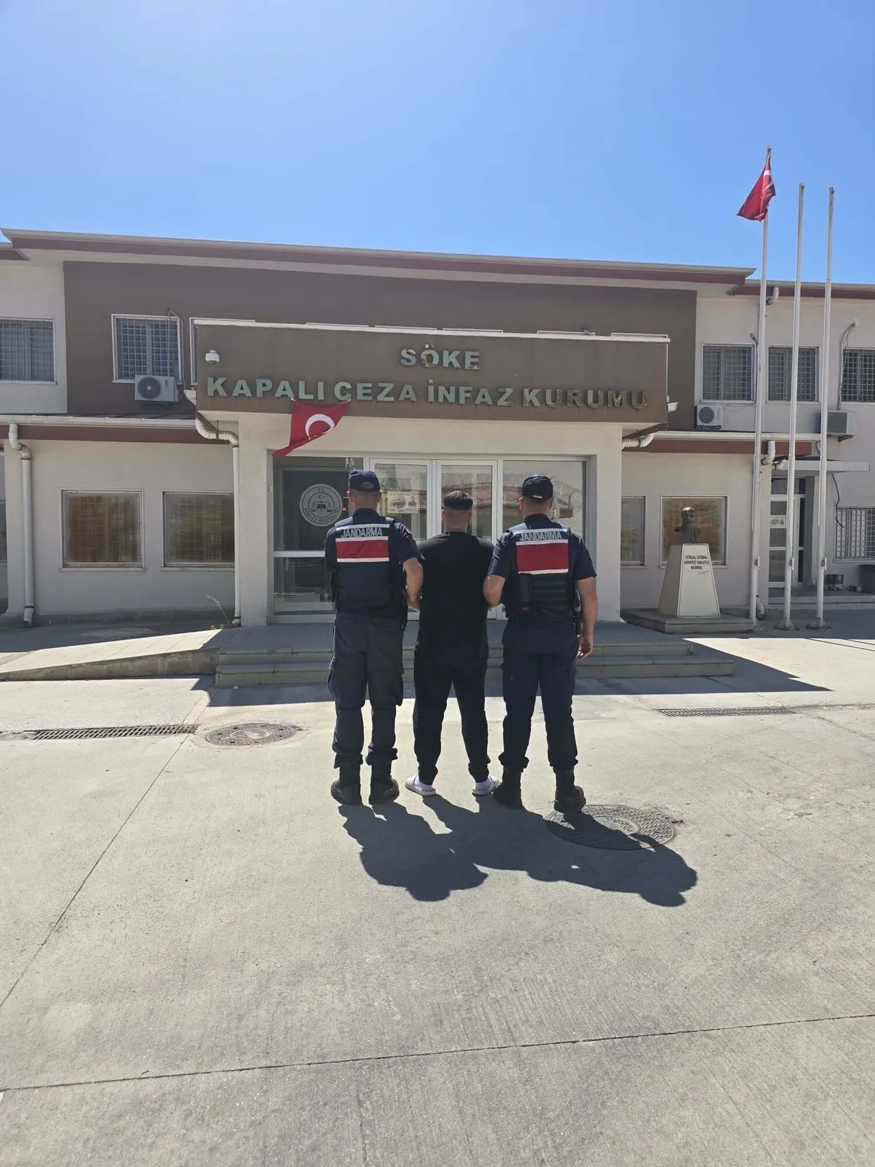 Kuşadası'nda yakalanan suç örgütü üyeleri cezaevine gönderildi