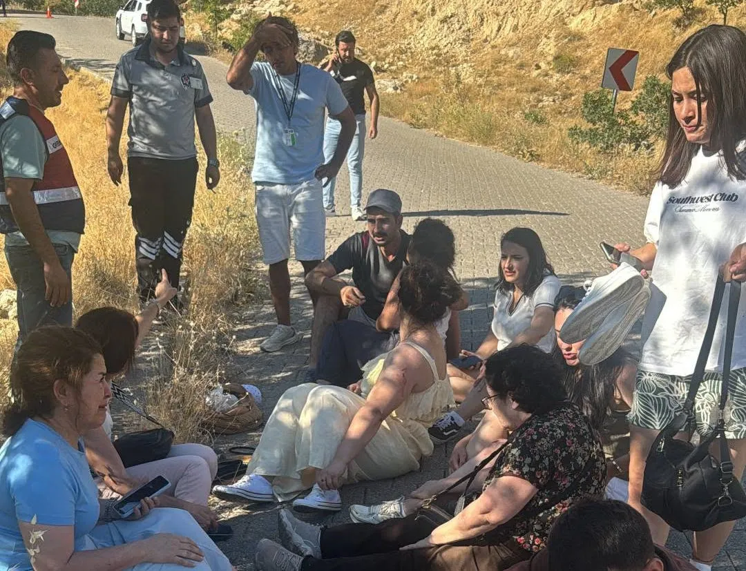 Adıyaman'da turistleri taşıyan minibüs şarampole yuvarlandı