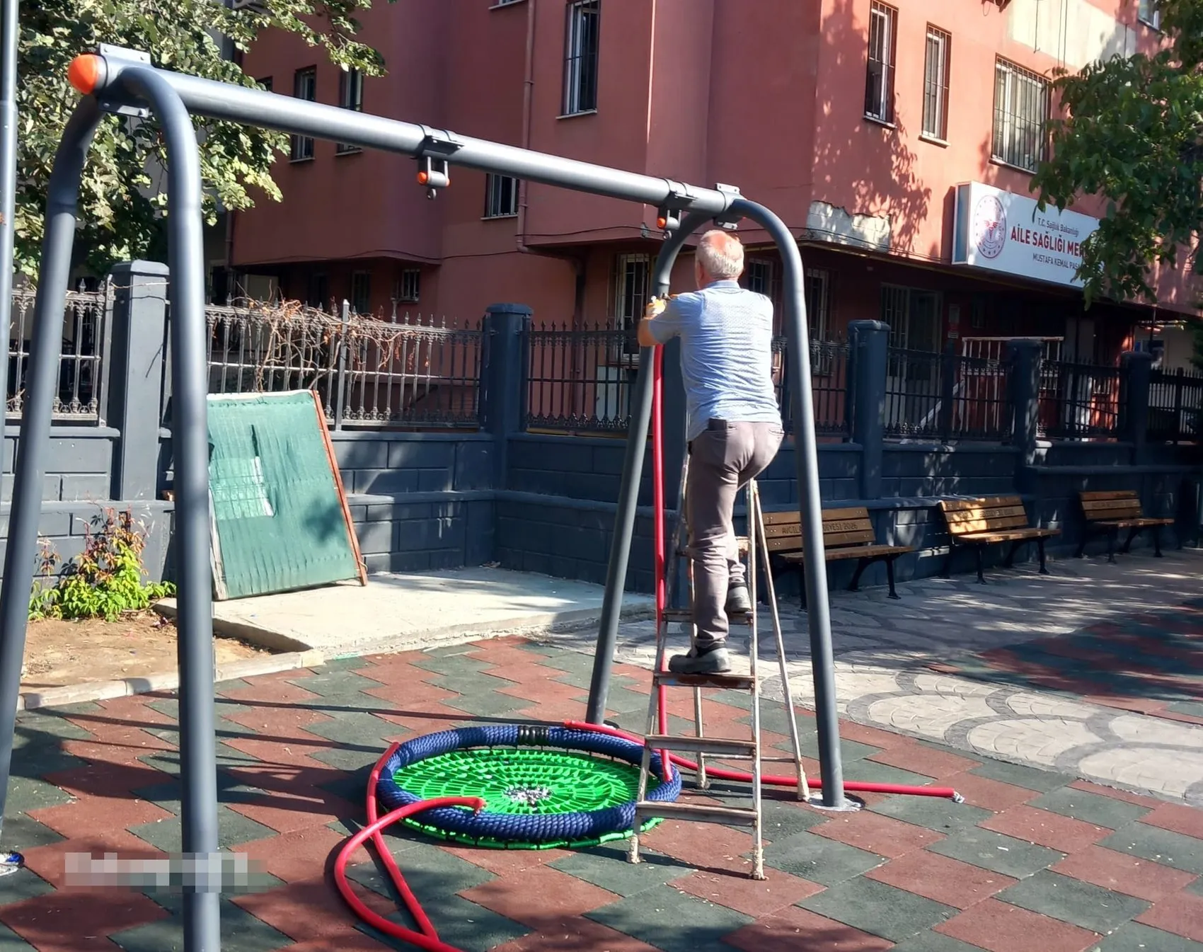 Avcılar'da parktaki salıncak kazaları sonrası yerinden söküldü