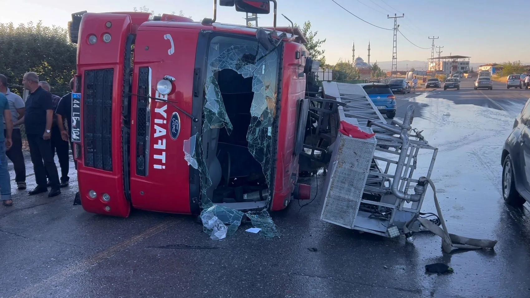 Malatya’da yangına koşan itfaiye aracı yolda devrildi