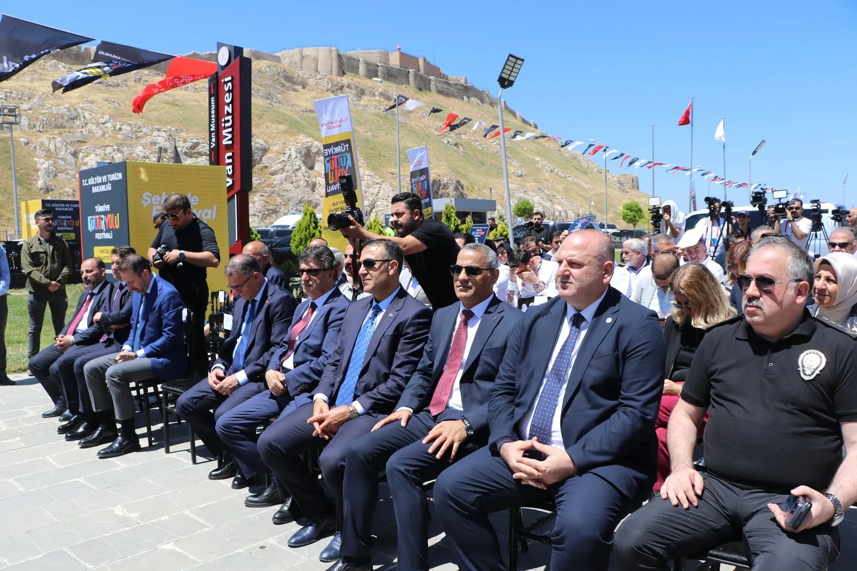 Van’da Dokuz Günlük Kültür ve Sanat Şöleni Başladı