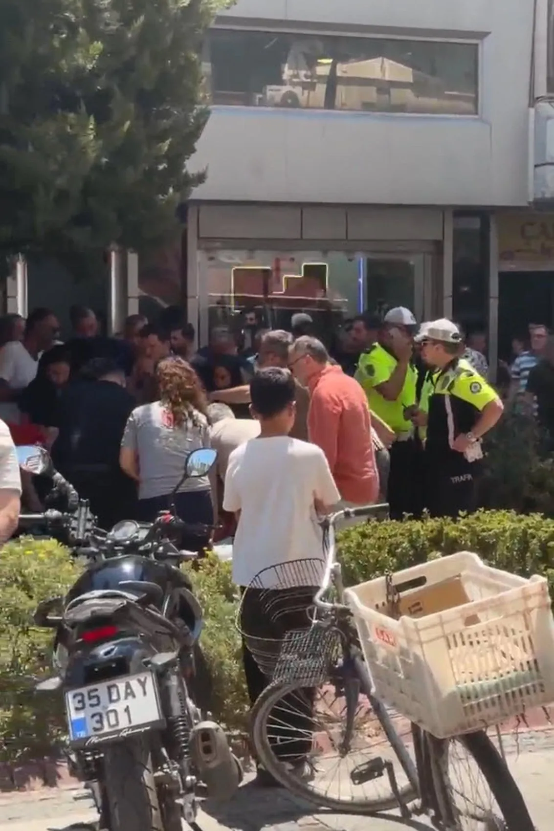 Konak’ta sokak ortasında silahlı hesaplaşma