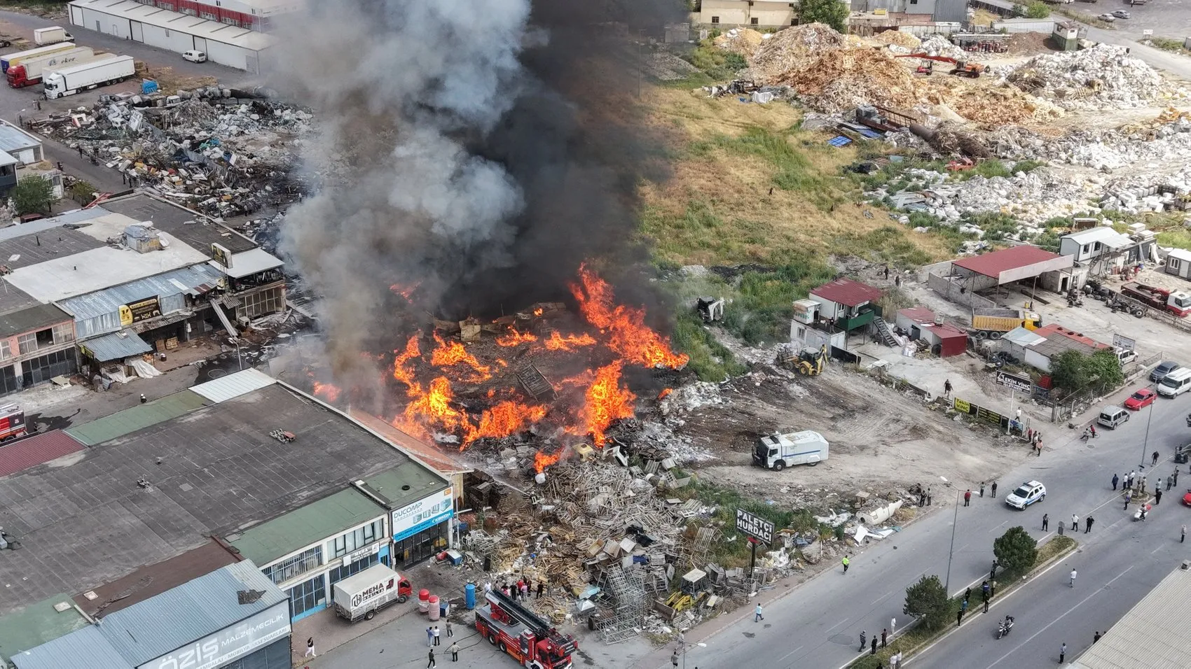 Kayseri sanayi sitesinde hurdalık yangını paniği