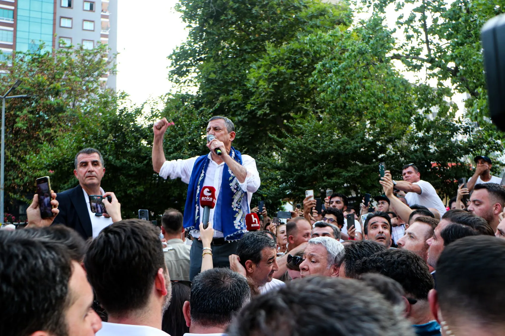 Özel'den operasyon tepkisi İktidar yürüyüşümüzü durduramayacaklar