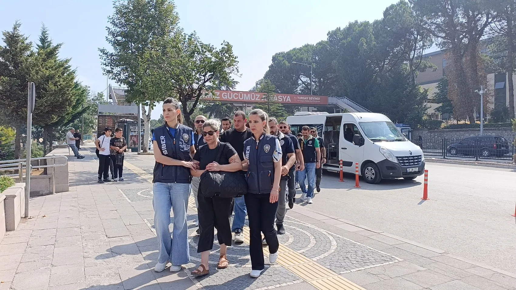 Siber çeteye 9 ilde büyük operasyon 14 kişi cezaevinde