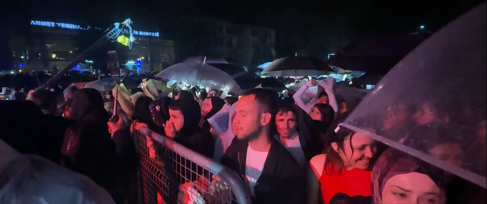 Erbaa'da yağmur yağdı ama Semicenk hayranları alanı terk etmedi