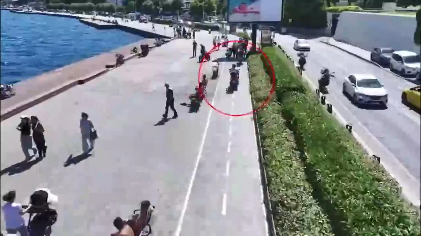 İstanbul’da yaya yoluna giren motosikletlilere dronlu takip