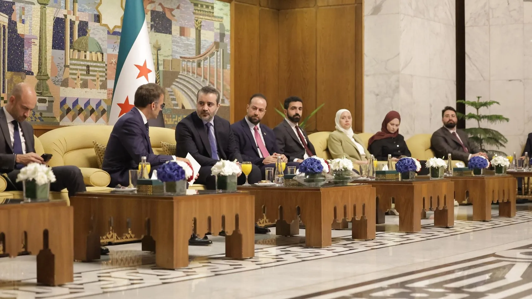 Macron 15 yıl aradan sonra Şam'a gitti