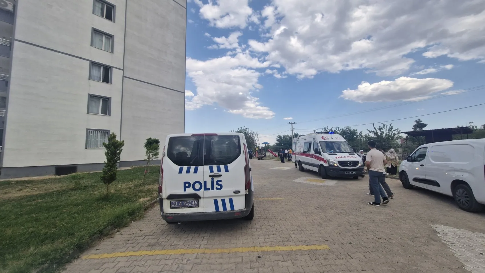 Diyarbakırda bir apartmanda yangın paniği