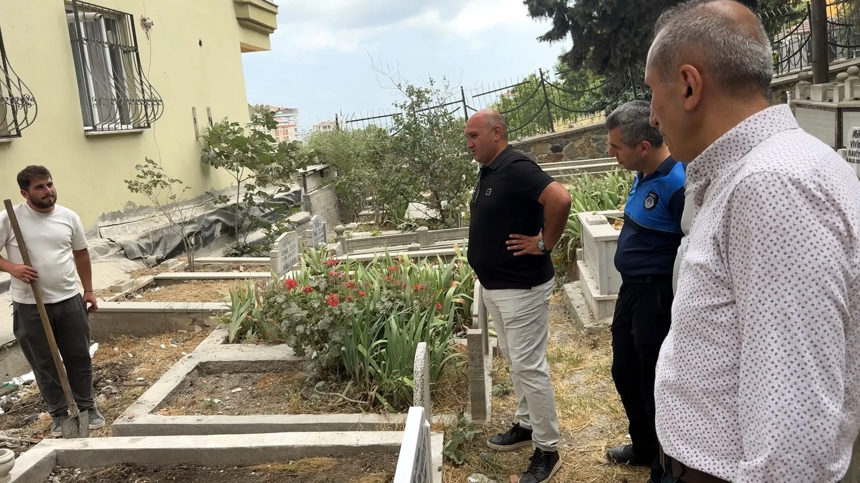 Avcılar'da yıkılan binanın molozları mezarlığa saçıldı