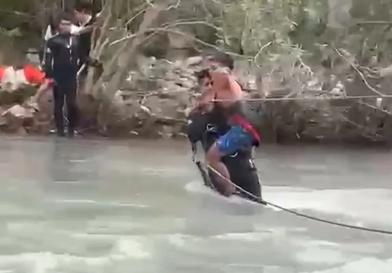Tarsus'ta dere taştı yedi kişi mahsur kaldı