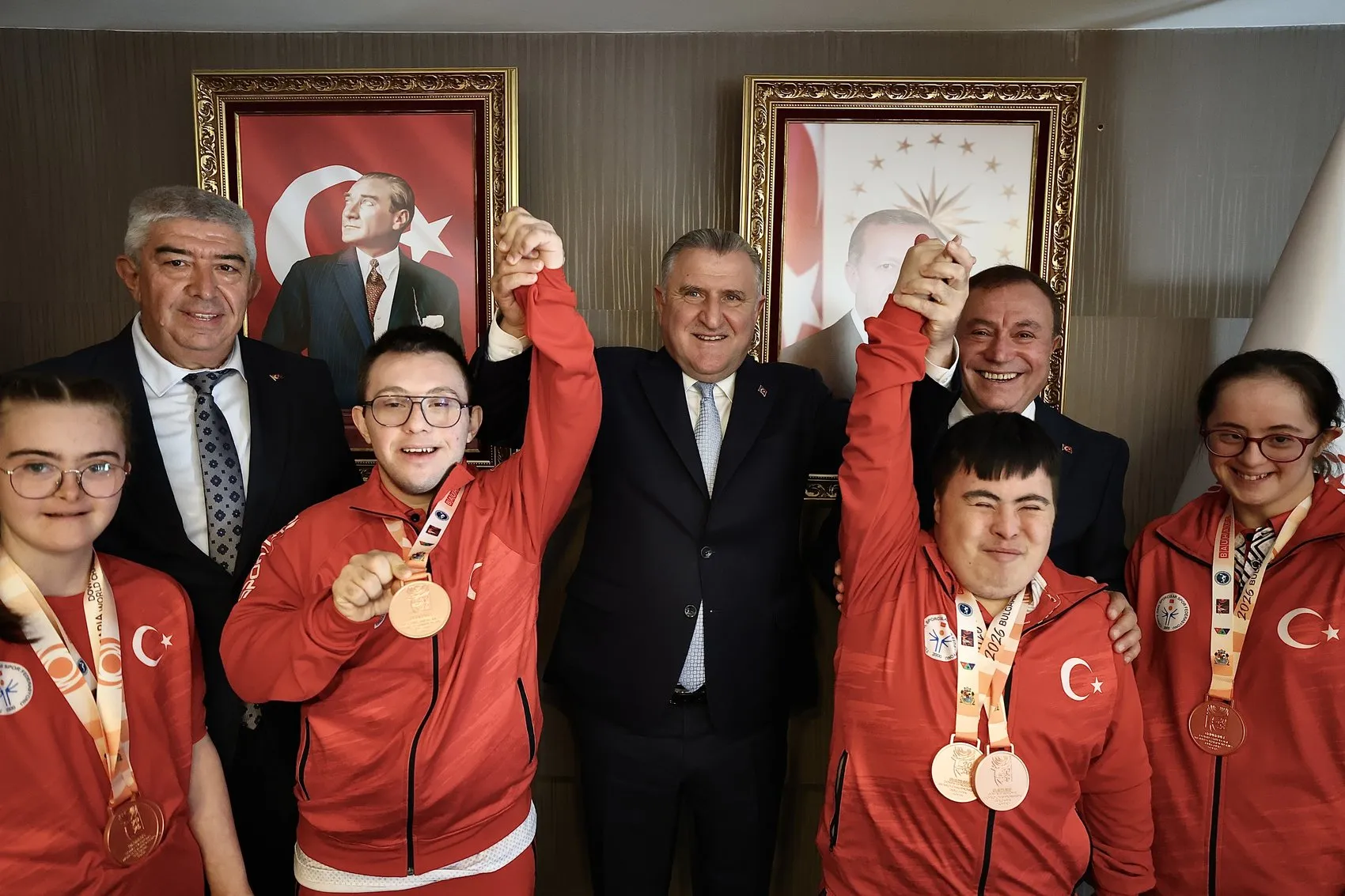Madalyaları toplayan özel sporcular Bakan Bak ile buluştu