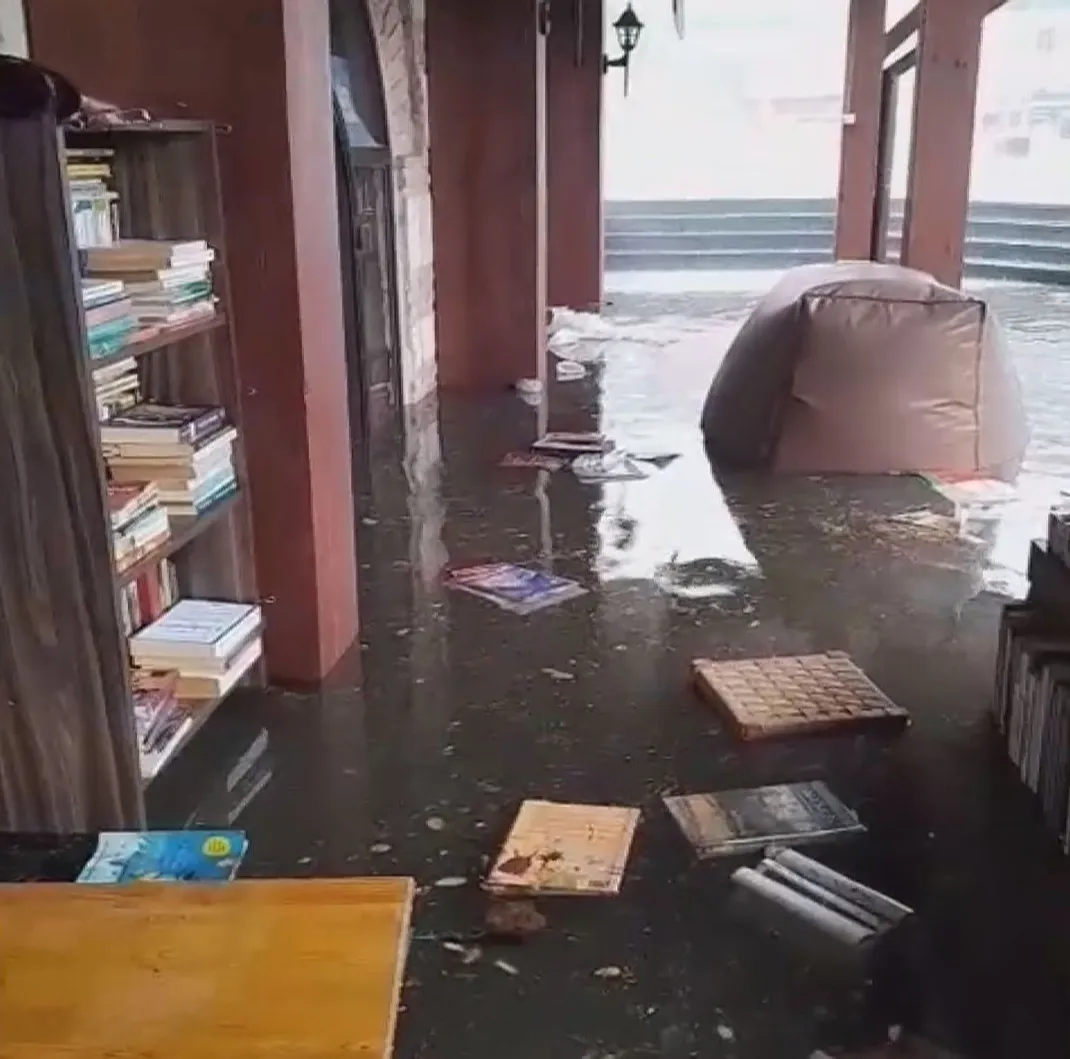 Üsküdar'da sağanak yağış tarihi çarşıyı vurdu