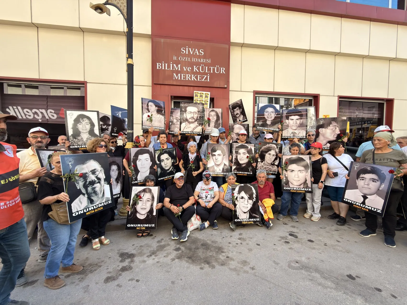 Madımak Oteli önünde adalet arayışı sürdü