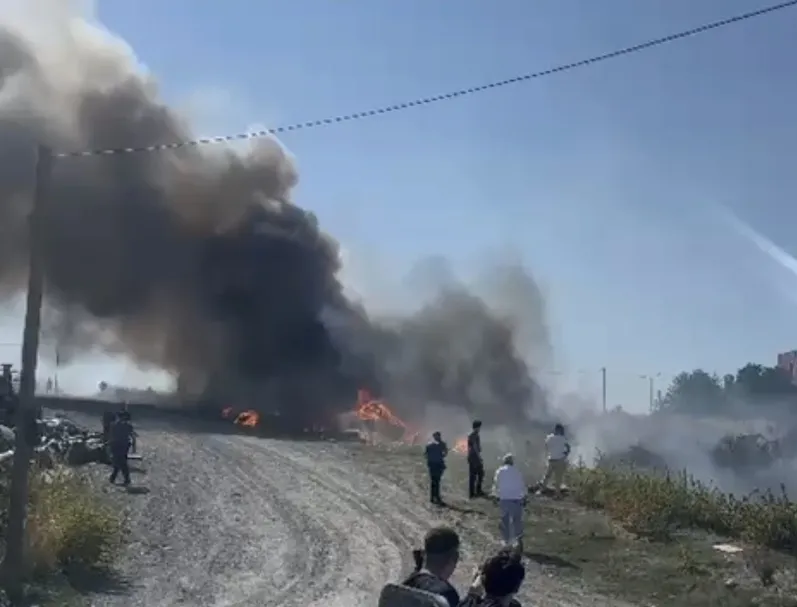 Arnavutköy'de evlerin dibinde korkutan yangın