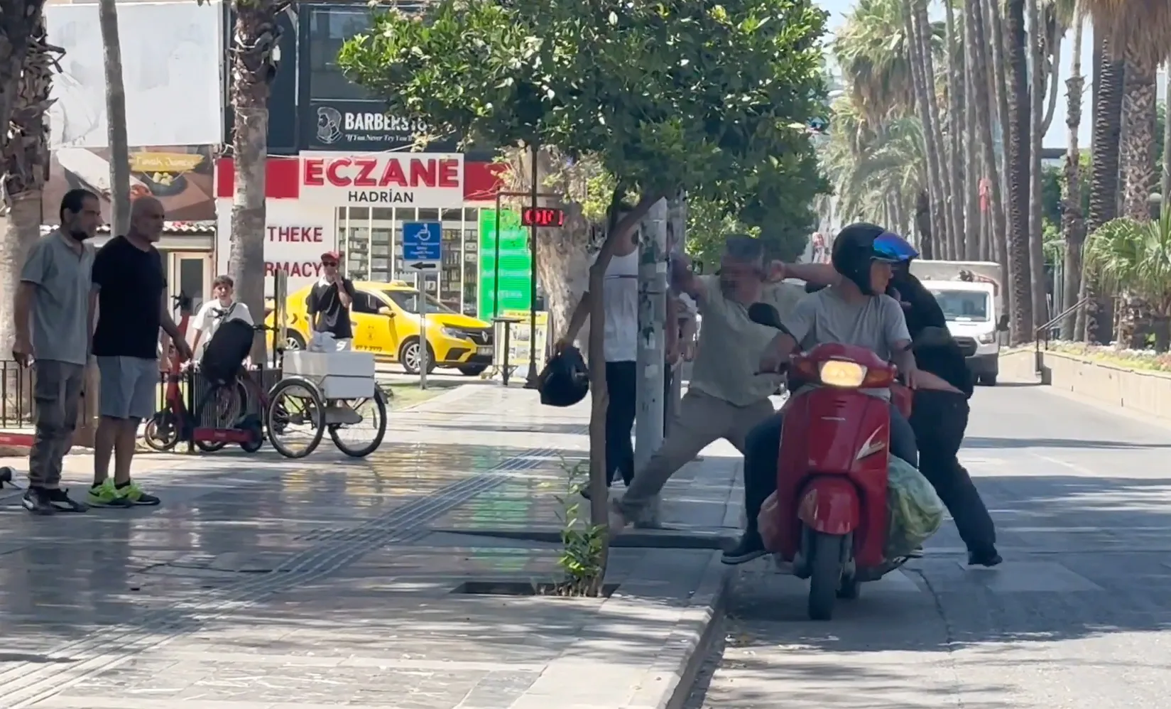 Antalya’nın kalbinde turistlerin gözü önünde dehşet anları