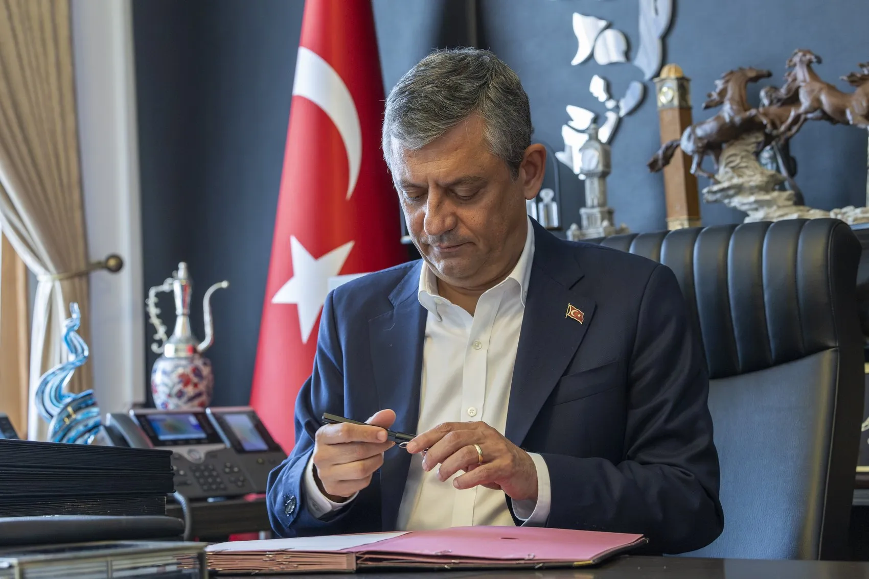 Özgür Özel ve 91 milletvekili CHP'den ayrılıp Yeni Parti'yi kurdu