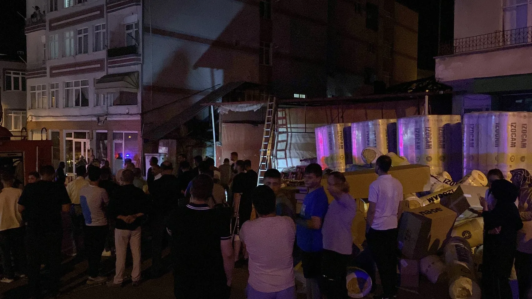 Tekkeköy’de boya deposunu alevler sardı