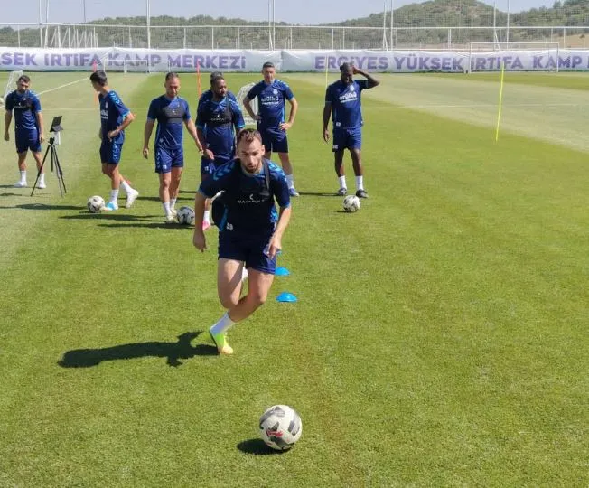 Kıbrıslı futbolcular yeni sezon için Erciyes’i tercih etti