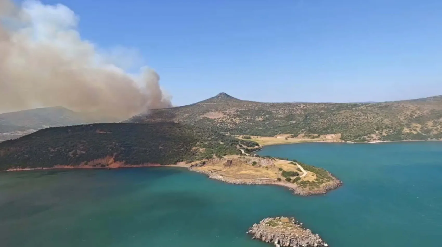 Foça ormanlarında yükselen dumanlar ekipleri harekete geçirdi