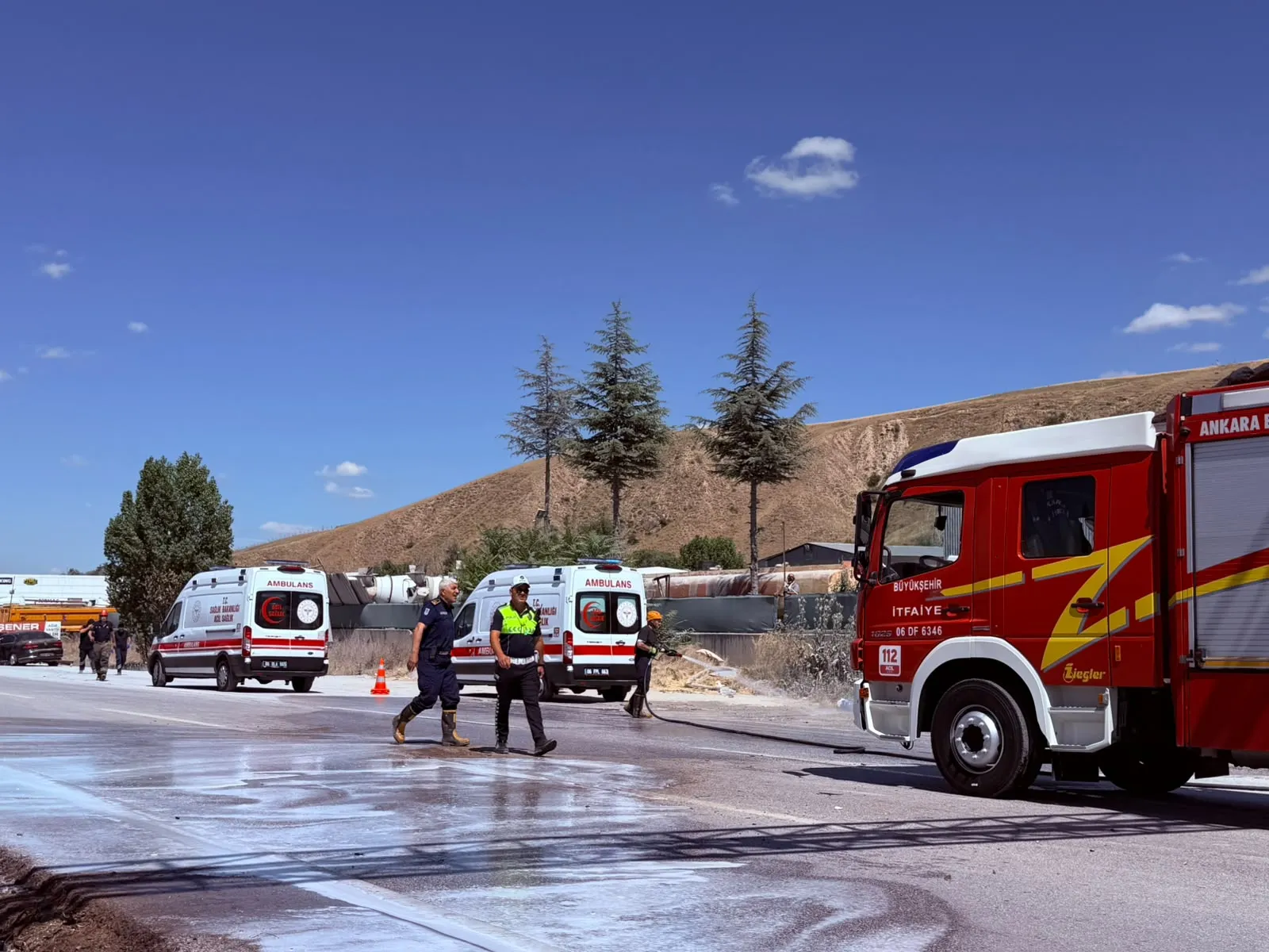 Ankara'da otomobil direğe çarptı üç kişi hastanelik oldu