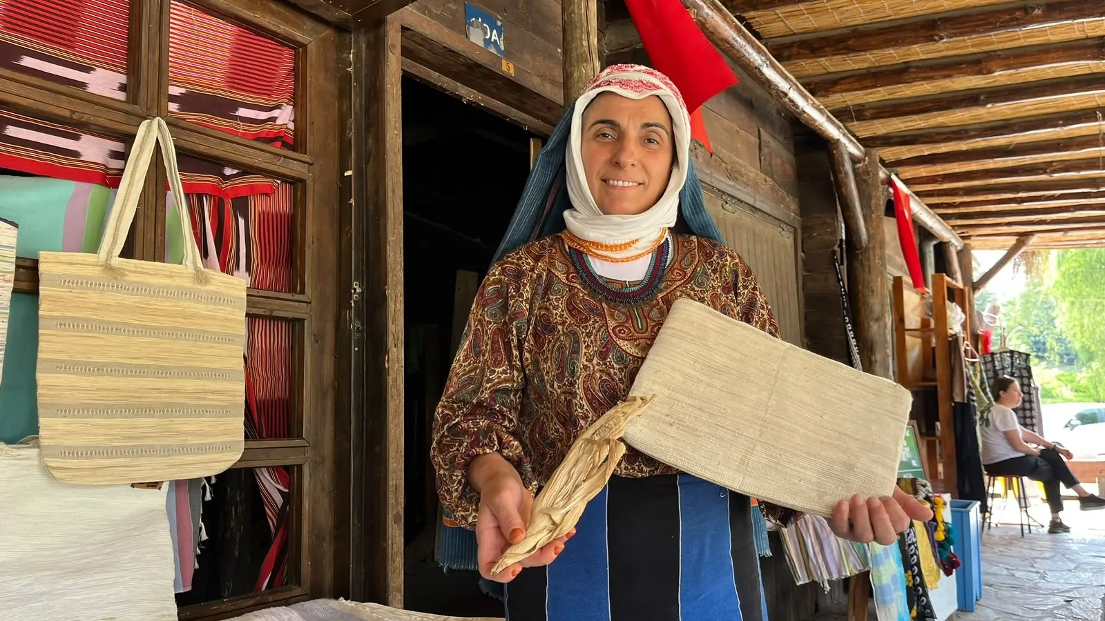 Atık poşetleri dokuma tezgahında sanata dönüştürüyor
