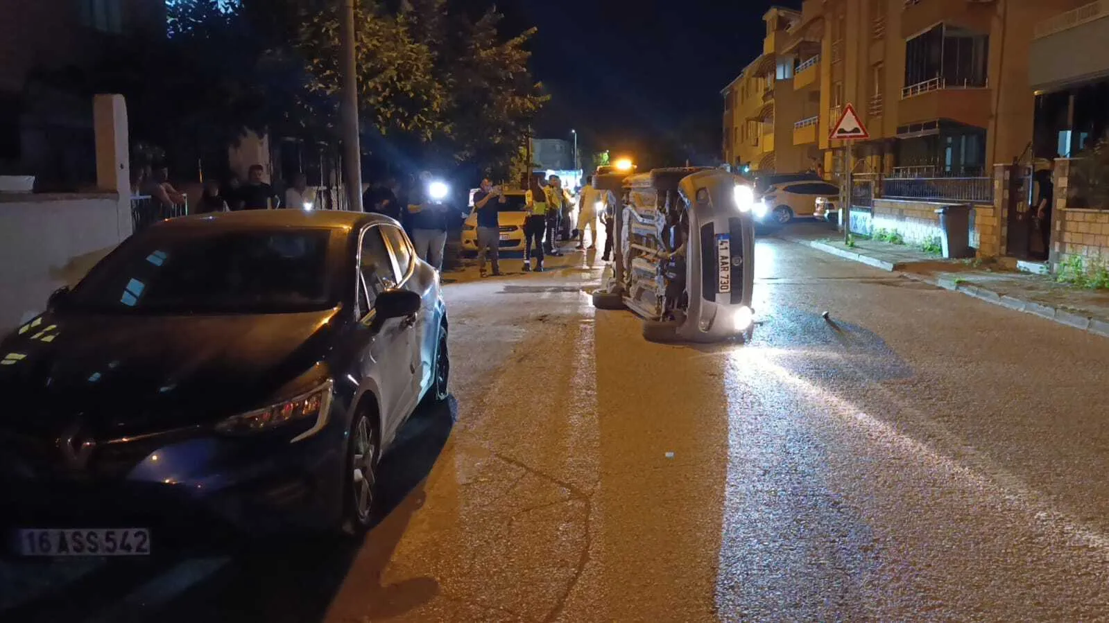 İnegöl'de kaza yaptıktan sonra aracını bırakıp kaçtı