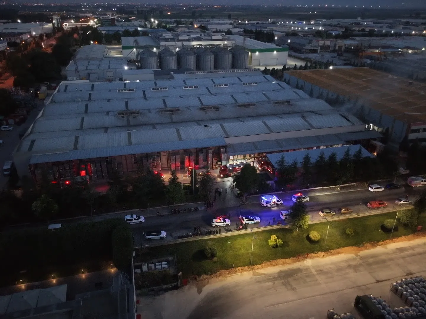 Eskişehir Organize Sanayi Bölgesi'nde gece vakti fabrika yangını