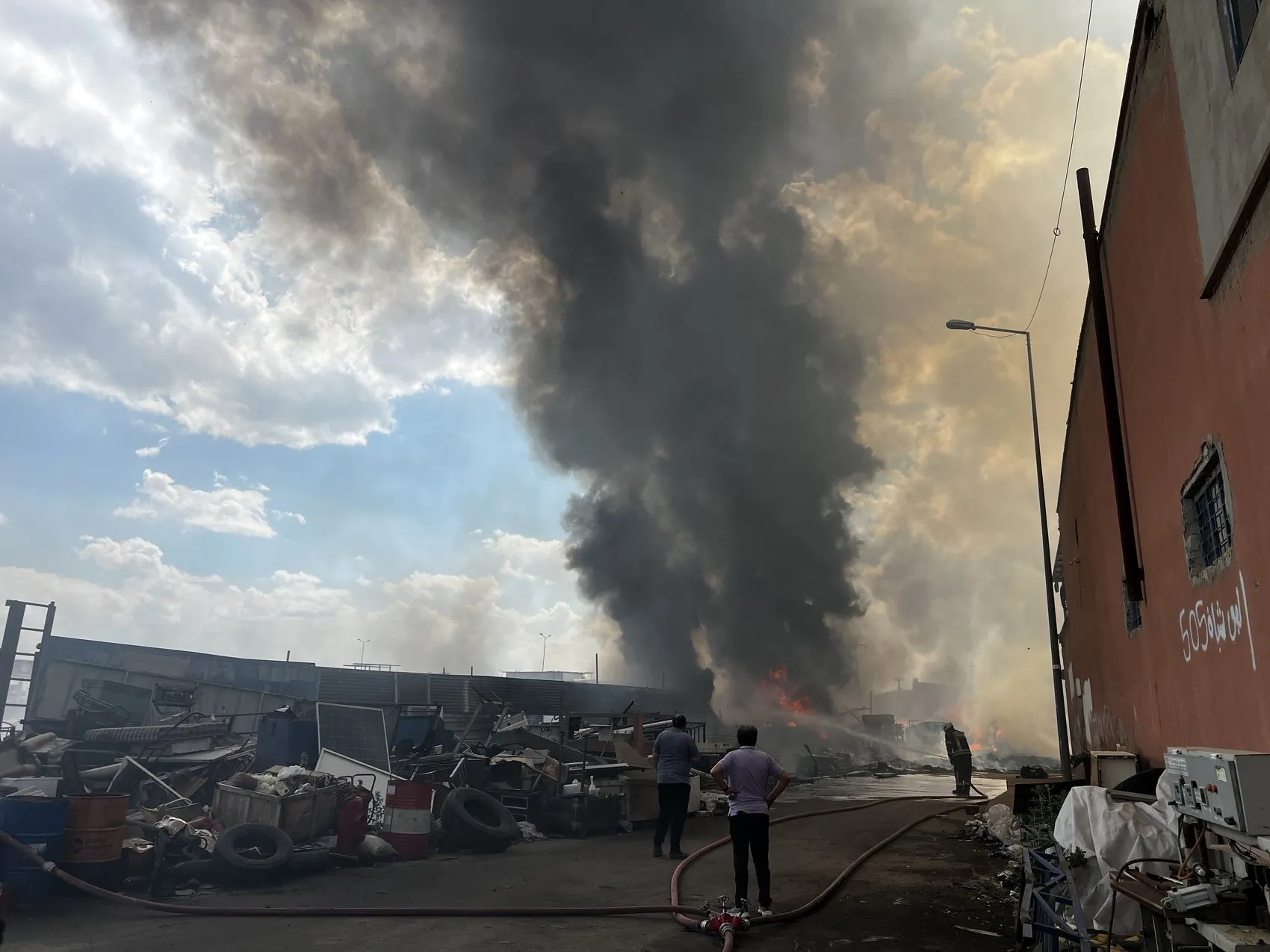 Kayseri sanayi sitesinde hurdalık yangını paniği