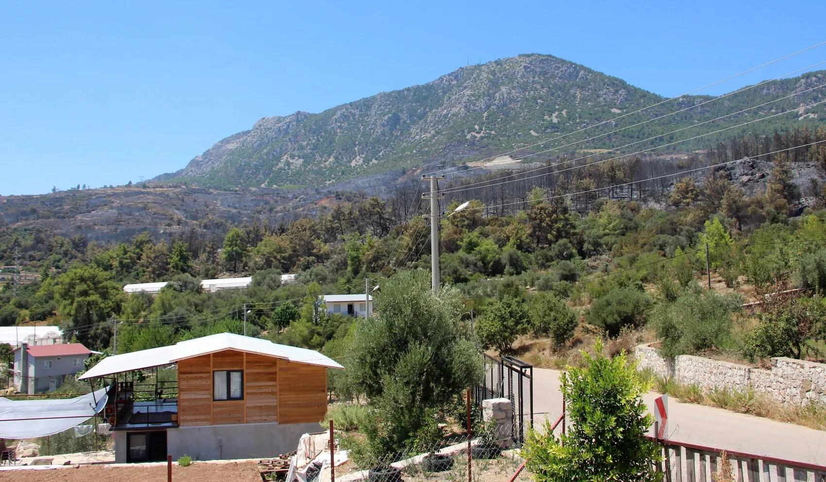 Kumluca yangınında emekli itfaiyeci kendi mücadelesiyle evini kurtardı